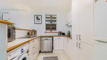 Fridge, microwave, stovetop, dishwasher