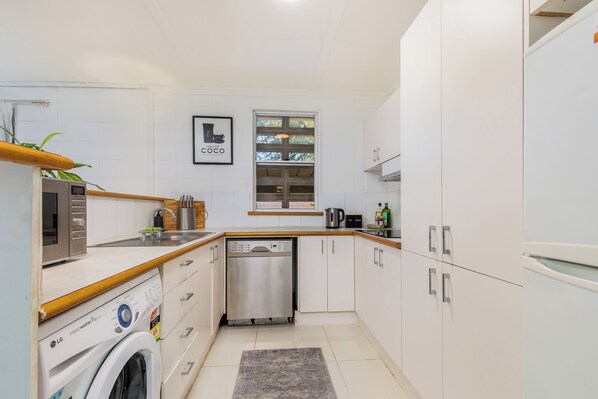 Fridge, microwave, stovetop, dishwasher