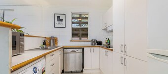 Cozy and bright home 2beds & 1 Bath close to Yarralumla Lake and Shopping Center