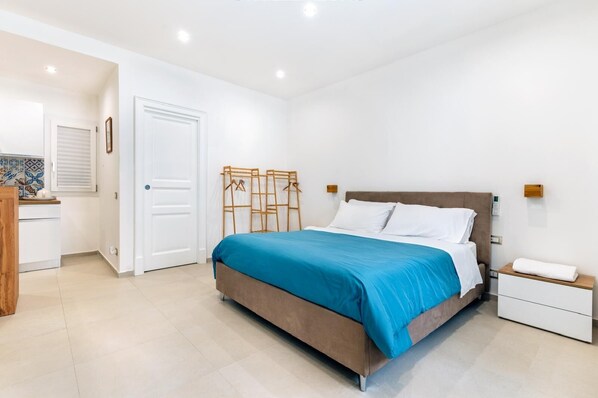 Ein Schlafzimmer mit Bett, Nachttisch und Kleiderschrank.