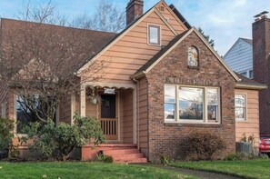 A two-story house with a two-bedroom apartment on the lower level. - Live like a local in Laurelhurst—family friendly (Portland)