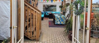 Live like a local in Laurelhurst—family friendly