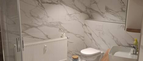 Douche, serviettes fournies, papier toilette