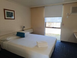 Desk, laptop workspace, free WiFi - Leongatha Motel (Leongatha)