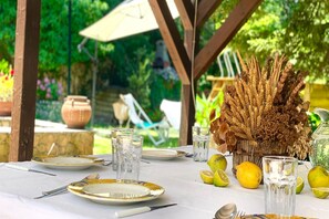 Outdoor dining - Villa in Cefalù with Pool and Forest Retreat (Castelbuono (PA))