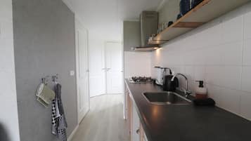 Fridge, oven, stovetop, coffee/tea maker