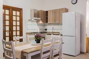 ثلاجة، فرن، موقد طهي مسطح