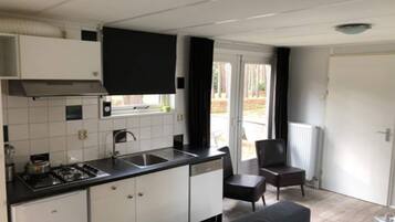Kylskåp, mikrovågsugn, spishäll och diskmaskin