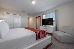 5 bedrooms, desk, iron/ironing board, travel cot