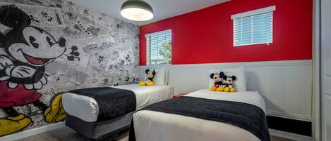 5 間睡房、書桌、熨斗/熨衫板、可攜式嬰兒床