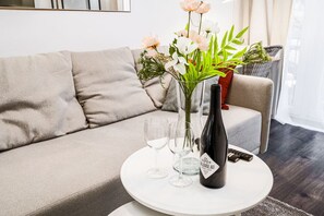 Smart TV - Krzyki Apt - Two Bedrooms, Workspaces - By Rentujemy (Wroclaw)