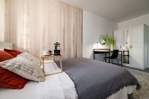 2 bedrooms, desk, iron/ironing board, free WiFi - Krzyki Apt - Two Bedrooms, Workspaces - By Rentujemy (Wroclaw)