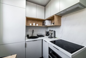Fridge, microwave, oven, stovetop