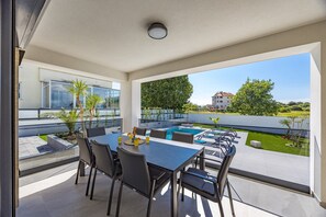 Outdoor dining - Villa in Pula near Hidrobaza Beach (Štinjan)