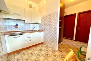 Kühlschrank, Herdplatte, Geschirrspüler, Esstisch