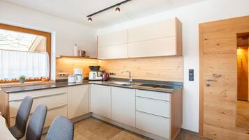 Mikrowelle, Geschirrspüler, Wasserkocher mit Kaffee-/Teezubehör