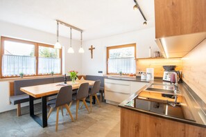 Microwave, stovetop, dishwasher, coffee/tea maker - Chalet in Zillertal near Ski Bus Stop (Zell am Ziller-Gerlosberg)