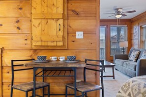 Signature Condo, 1 Queen Bed with Sofa bed, Fireplace, Mountain View | In-room dining