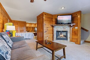 Apartamento Signature, 1 cama de matrimonio con sofá cama, chimenea, vistas a la montaña | Zona de estar | Smart TV de 50 pulgadas con canales digitales, una chimenea