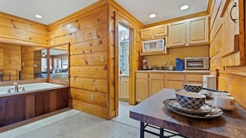 Condo có thiết kế đặc trưng, 1 giường cỡ queen và sofa giường, lò sưởi, quang cảnh núi | Khu vực ăn uống tại phòng