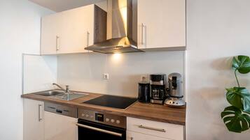 Fridge, oven, stovetop, dishwasher