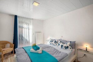 1 habitación, tabla de planchar con plancha, wifi gratis y ropa de cama 