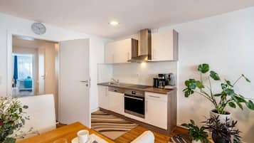 Fridge, oven, stovetop, dishwasher