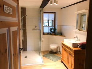 Dusche, Haartrockner, Handtücher