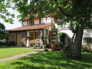 Exterior - Apartment 'Fachwerktraum Im Hof' with Shared Terrace, Shared Garden and Wi-Fi (Alheim)