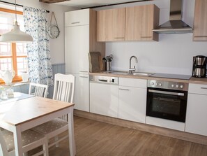 Fridge, microwave, oven, stovetop - Apartment 'Fachwerktraum Im Hof' with Shared Terrace, Shared Garden and Wi-Fi (Alheim)