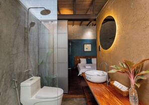 Douche, articles de toilette (gratuits), séchoir à cheveux, peignoirs