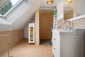 Shower, towels - Apartment 'Storchensommer' with Shared Terrace and Balcony (Grünow)