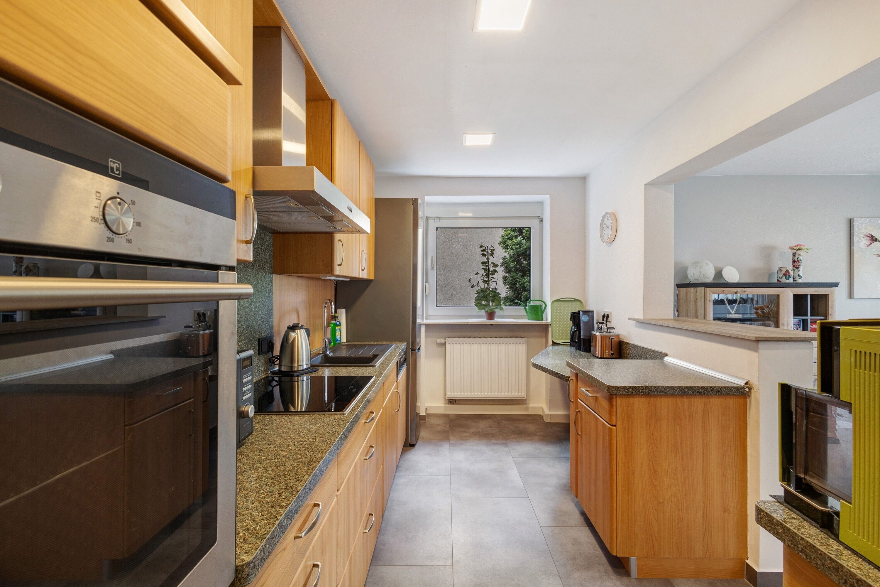 Jääkaappi, mikroaaltouuni, uuni, liesi