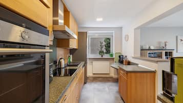 Jääkaappi, mikroaaltouuni, uuni, liesi