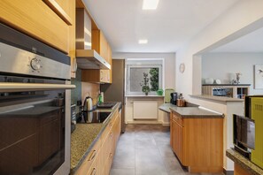 冰箱、微波炉、烤箱、炉灶