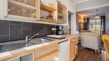 Kylskåp, spishäll, kaffe- och tebryggare och vattenkokare