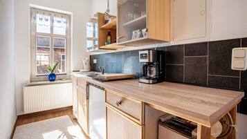 Kühlschrank, Herdplatte, Wasserkocher mit Kaffee-/Teezubehör