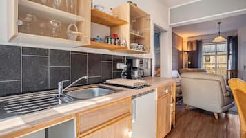 Kühlschrank, Herdplatte, Wasserkocher mit Kaffee-/Teezubehör