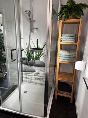 Douche, sèche-cheveux, serviettes fournies