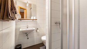 Ein Badezimmer mit Waschbecken, Toilette und Dusche.