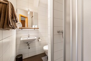 Shower, hair dryer, towels - Room 'Partial Lake View' (Uhldingen-Mühlhofen)