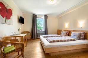 1 bedroom, free WiFi, bed sheets - Room 'Partial Lake View' (Uhldingen-Mühlhofen)
