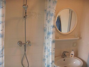 Shower, hair dryer, towels - Apartment 'Friesenblau' with Sea View, Shared Terrace and Wi-Fi (Langeneß)