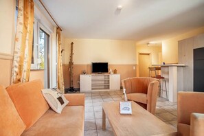 TV - Apartment 'Schwalbennest' with Shared Terrace, Shared Garden and Wi-Fi (Buschvitz)