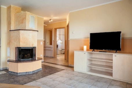 Interior. Apartment 'Habichtssicht' with Lake View, Shared Terrace and Wi-Fi
