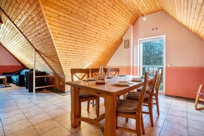 Dining - Apartment 'Falkenturm' with Lake View, Private Terrace and Wi-Fi (Buschvitz)