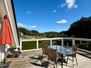 Outdoor dining - Apartment 'Falkenturm' with Lake View, Private Terrace and Wi-Fi (Buschvitz)