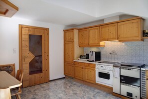 Kylskåp, mikrovågsugn, ugn och spishäll