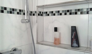 Dusche, Haartrockner, Handtücher