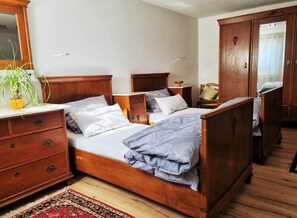 2 bedrooms, iron/ironing board, free WiFi, bed sheets